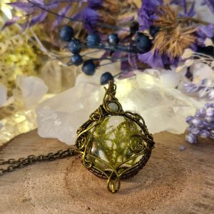Amulette de Dana Fertilité, douceur et renouveau ~ Bijou végétal mousse et jade - Les jolis trésors de Lalie