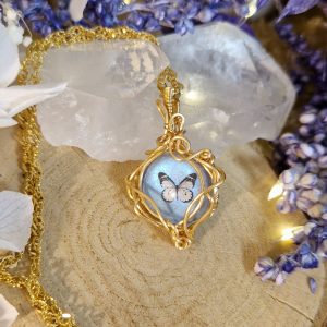 Petit pendentif doré fantaisie papillon bleu - Fantaisies de Cassandre