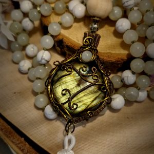 Mala 108 perles vert et blanc jade, howlite et pendentif de labradorite aux reflets verts