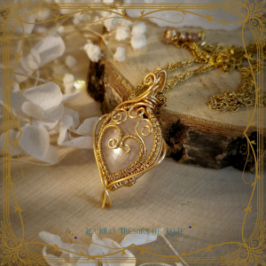 Amulette tendresse - petit pendentif coeur doré et pierre naturelle quartz rose