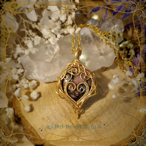 Amulette amour - petit pendentif coeur doré et pierre naturelle rhodonite - Les jolis trésors de Lalie