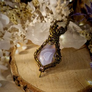 Talisman inspiration calcédoine violette - Bijoux féeriques protecteurs en pierres naturelles Les jolis trésors de Lalie