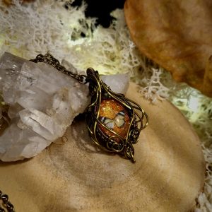 Petit pendentif elfique en verre et pierre naturelle de tourmaline décors papillons sur fond orangé enveloppé entrelacs de fils de cuivre vernis couleur bronze antique chaîne en métal bronze antique