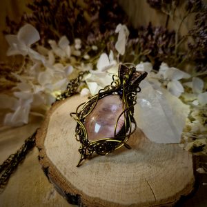 Grand talisman ouvragé violet et bronze en pierre naturelle amétrine et perle de tourmaline