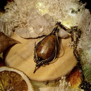 Grand sautoir en pierre naturelle marron et rouge agate et grenat enveloppé entrelacs de fils de cuivre vernis couleur bronze antique chaîne en métal bronze antique