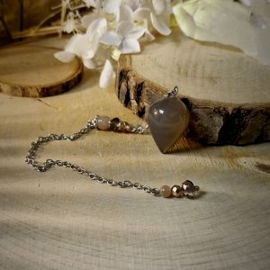 Petit pendule en calcédoine grise en forme de goutte avec chaîne argentée en acier inoxydable et perles de pierres naturelles pierre de lune