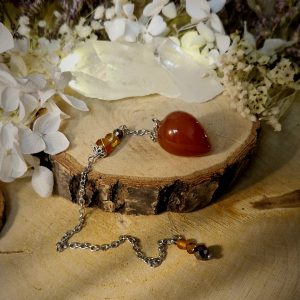 Petit pendule goutte en cornaline avec chaîne argentée en acier inoxydable et perles de pierres naturelles cornaline