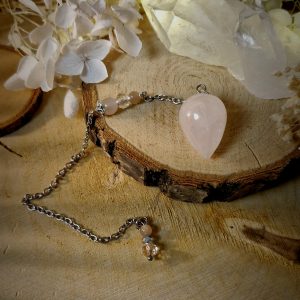 Petit pendule goutte en quartz rose avec chaîne argentée en acier inoxydable et perles de pierres naturelles pierre de lune