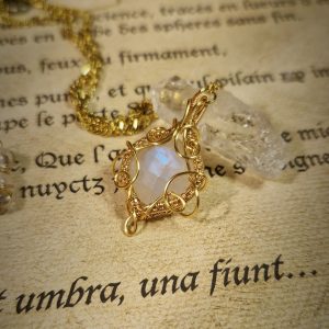 Amulette protectrice ~ Pierre de Lune Arc-en-ciel