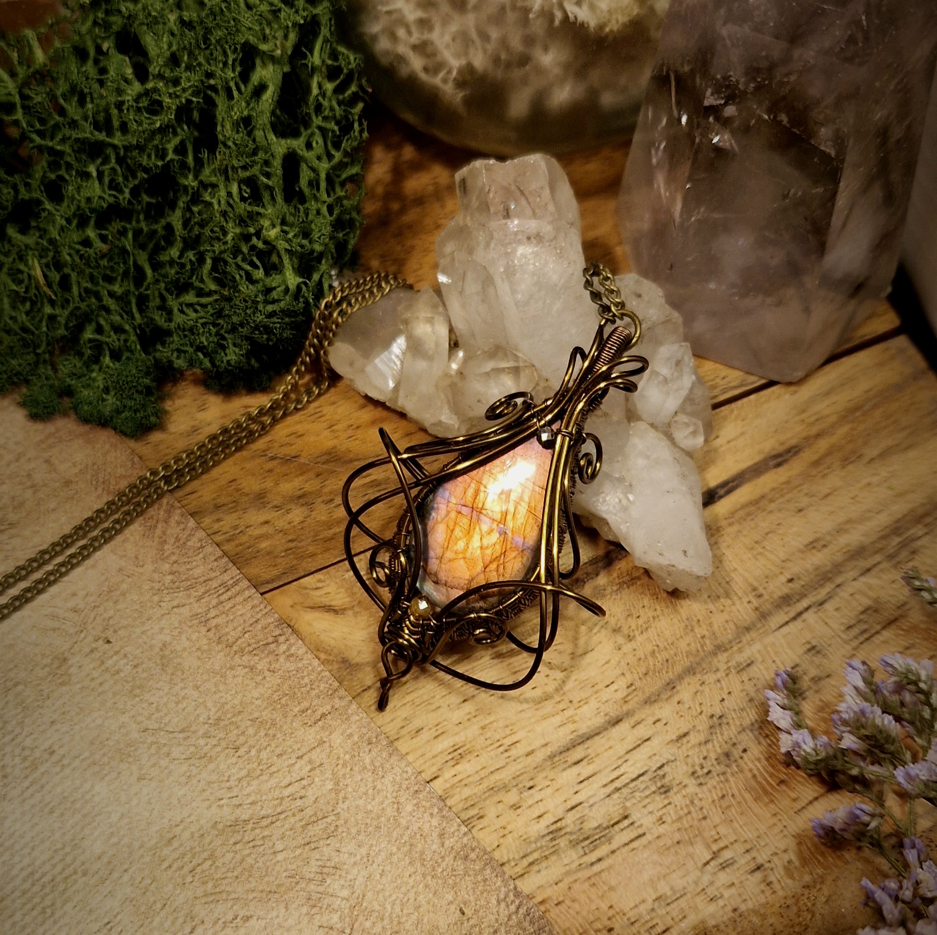 Larme de Dragon "Ignis" – Talisman Labradorite dorée